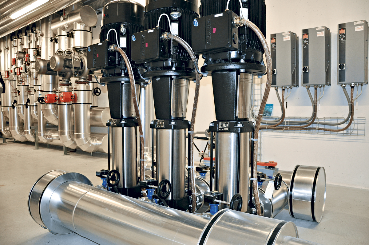 Wassermelder GL100 für die Schaltschrankmontage – Leckageüberwachung einer Pumpenanlage Fernwärme